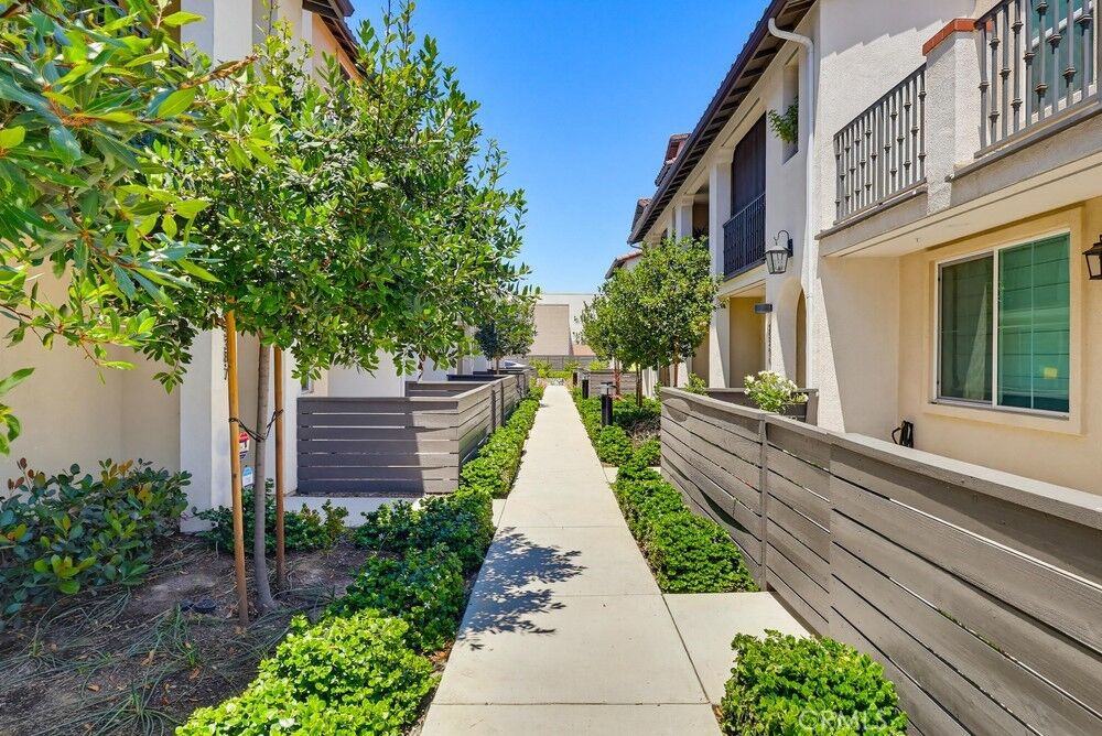 Property Photo:  2538 Valentina Way 5  CA 90040 