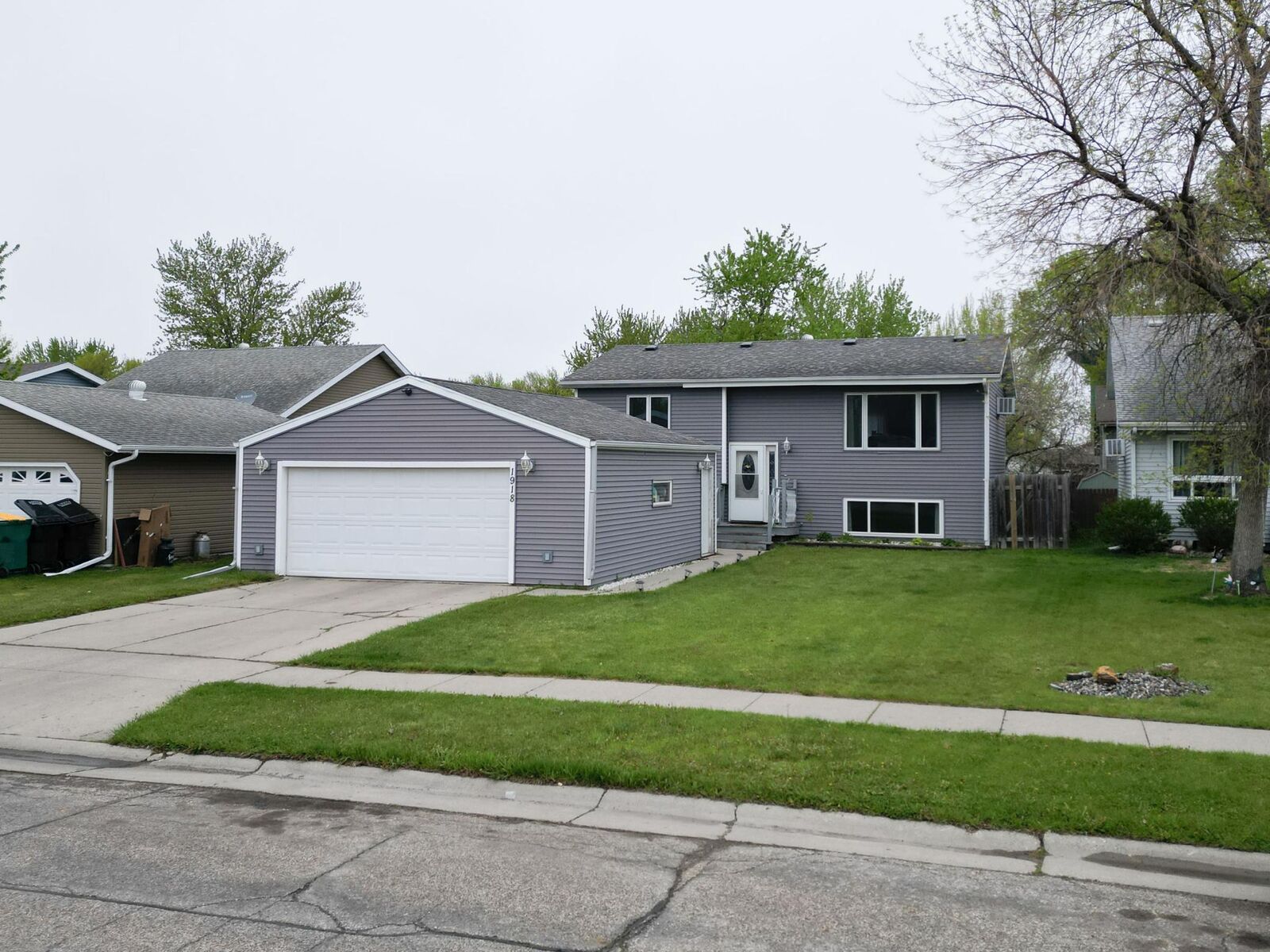 Property Photo: 1918 5 Avenue E ND 58078