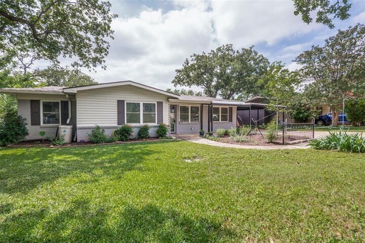 Property Photo:  1506 Briarwood Boulevard  TX 76013 