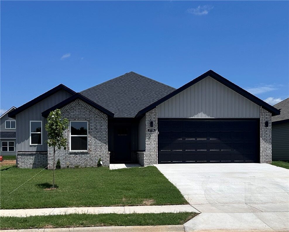 Property Photo:  1728 Gerald Shay Road  AR 72734 