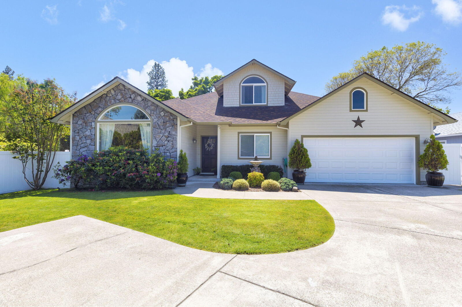 Property Photo:  1211 SW Ironwood Drive  OR 97526 