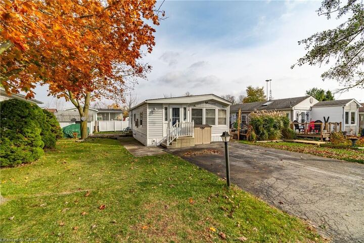 Property Photo: 524 Poplar Place ON N0B 1J0