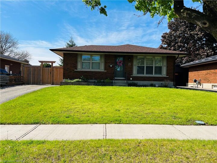 15 Blueridge Crescent — photo 1