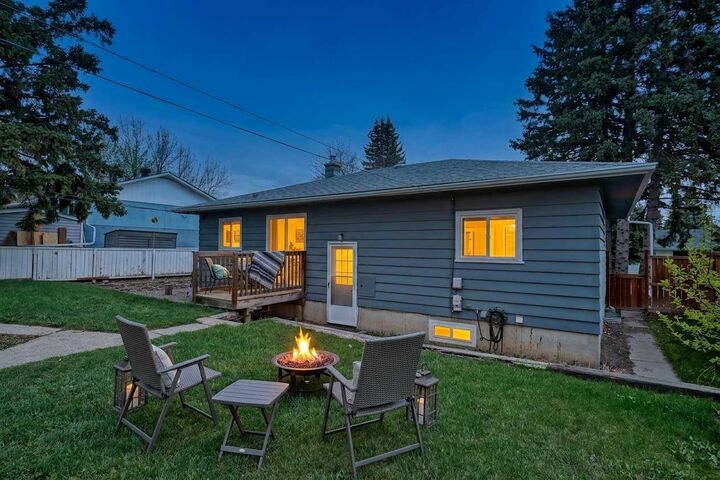 Property Photo:  43 Coleridge Road NW  AB T2K 1X1 