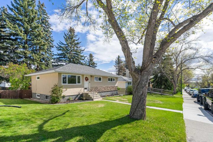 Property Photo:  304 Blackthorn Road NW  AB T2K 3S3 