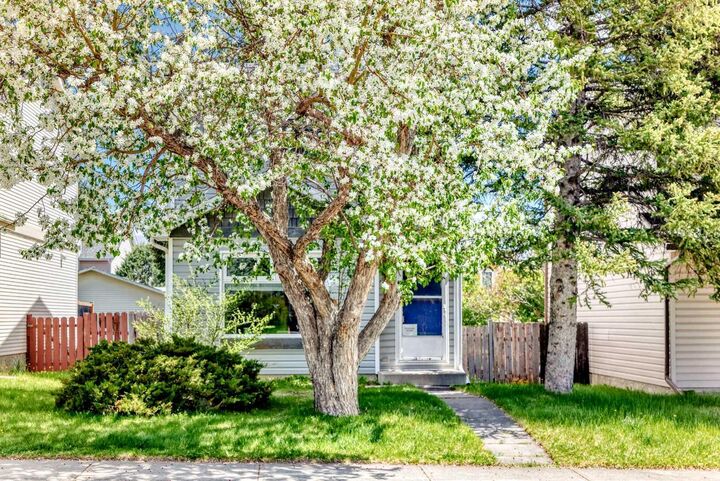 Property Photo:  48 Millcrest Way SW  AB T2Y 2J4 