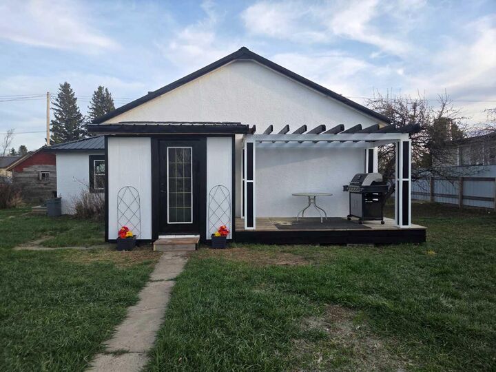 Property Photo:  206 1 Avenue E  AB T0K 0X0 