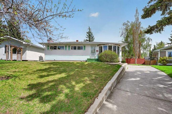 Property Photo:  83 Ferncliff Crescent SE  AB T2H 0V5 