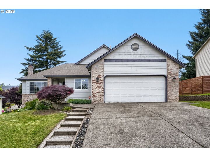 Property Photo:  630 NW Klickitat St  WA 98607 