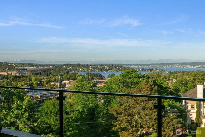 Property Photo:  1303 E Lynn Street  WA 98102 