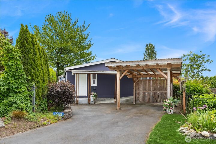 Property Photo:  508  Madrona Way NE 50  WA 98110 