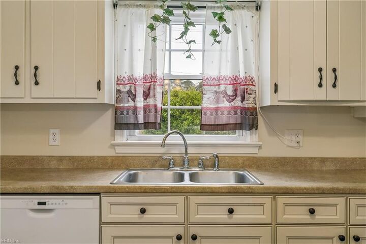 Property Photo:  6 Hickory Hill Rd  VA 23666 