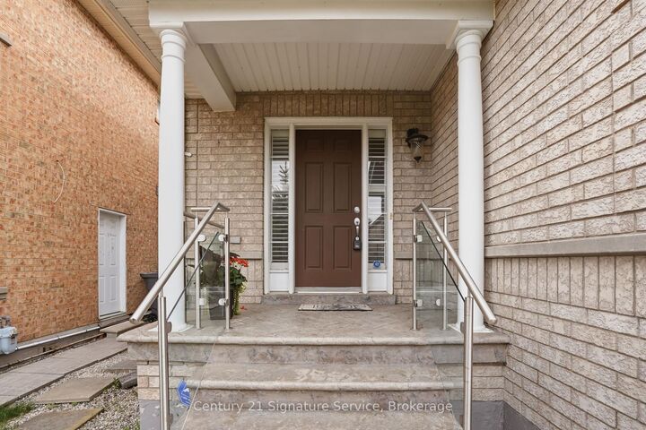 Photo de la propriété: 4 Cloverlawn Street ON L7A 3X6