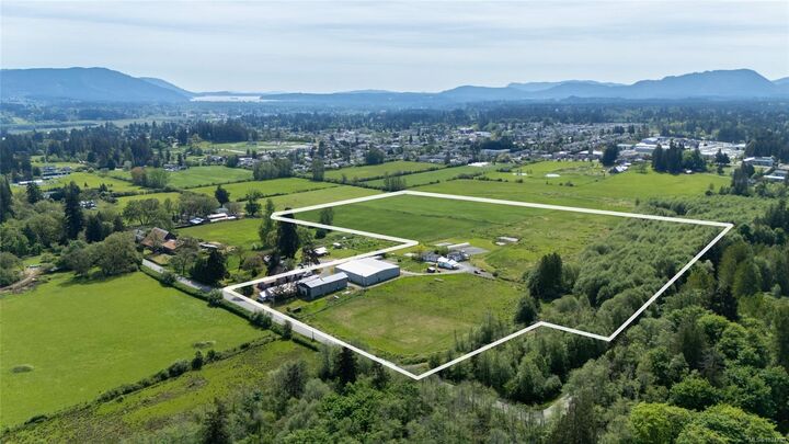 Property Photo: 3504 Drinkwater Rd BC V9L 5Z2