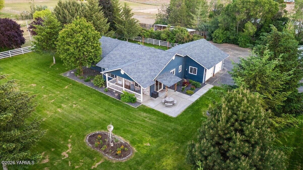 Property Photo:  120 W Huntzinger Rd  WA 98942 