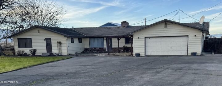 Property Photo: 3920 S Olden Way WA 98948