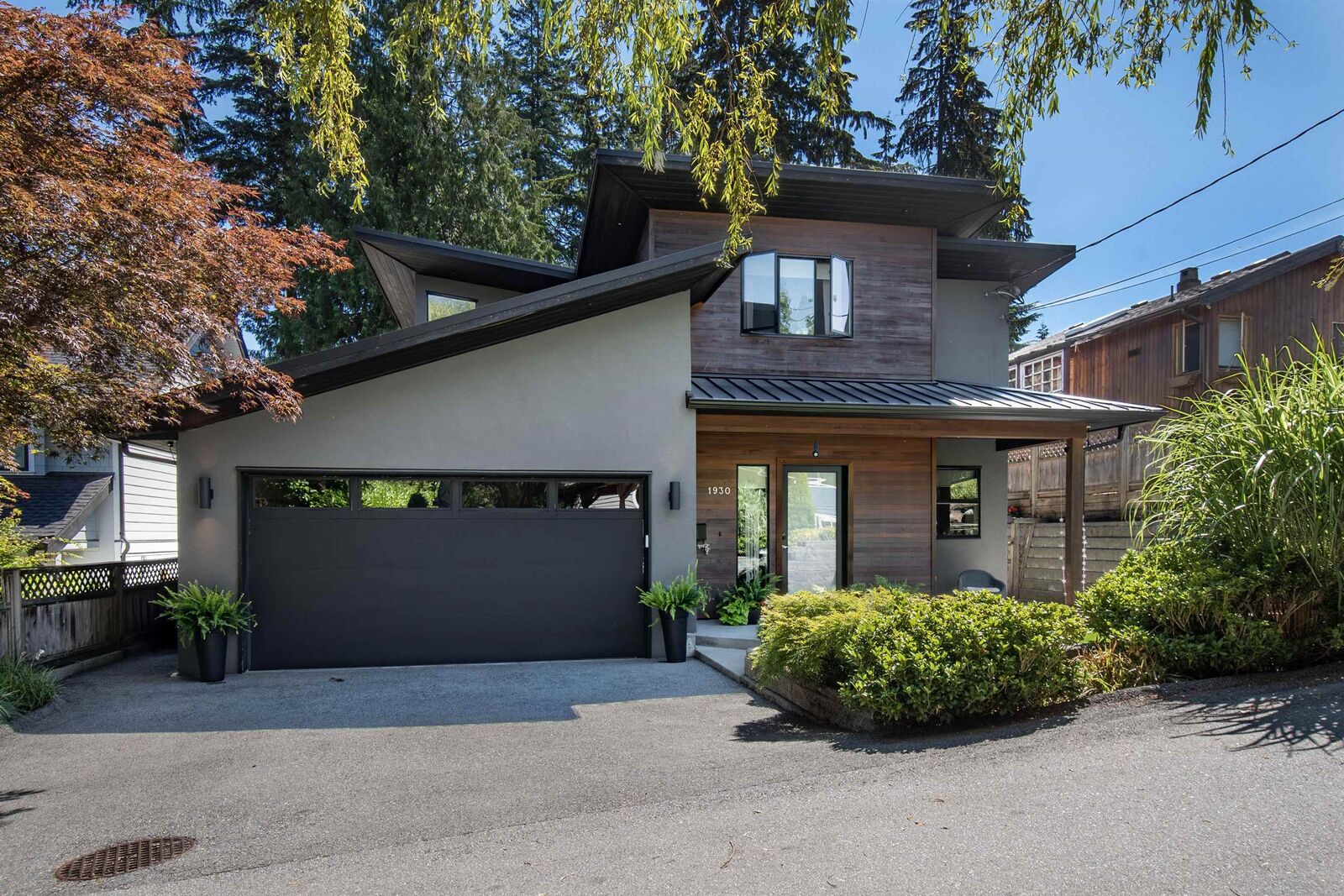 Photo de la propriété:  1930 Panorama Drive  BC V7G 1V1 