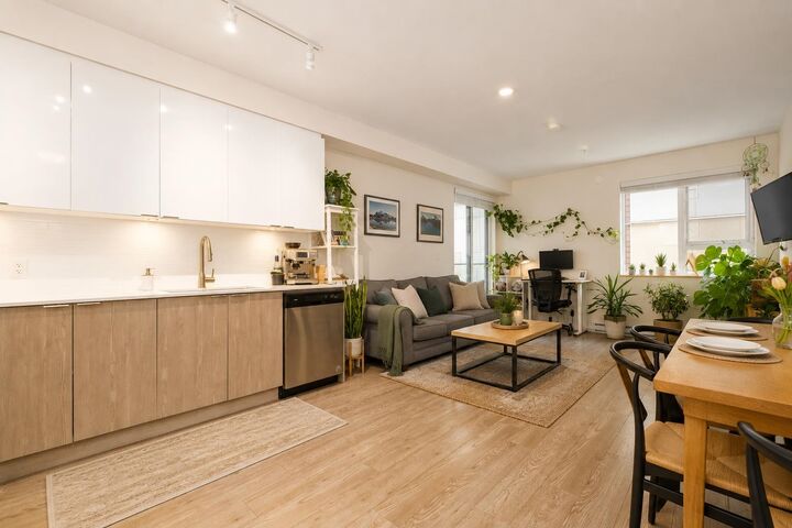 Property Photo: 37881 Cleveland Avenue 302 BC V8B 0Z7