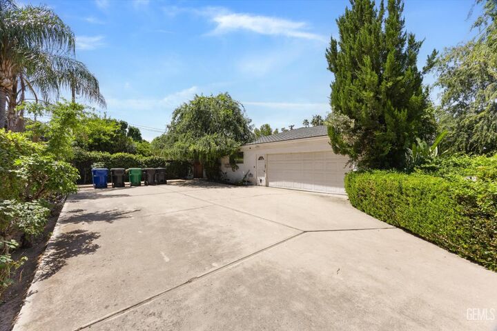 Property Photo:  719 Mannel Avenue  CA 93263 