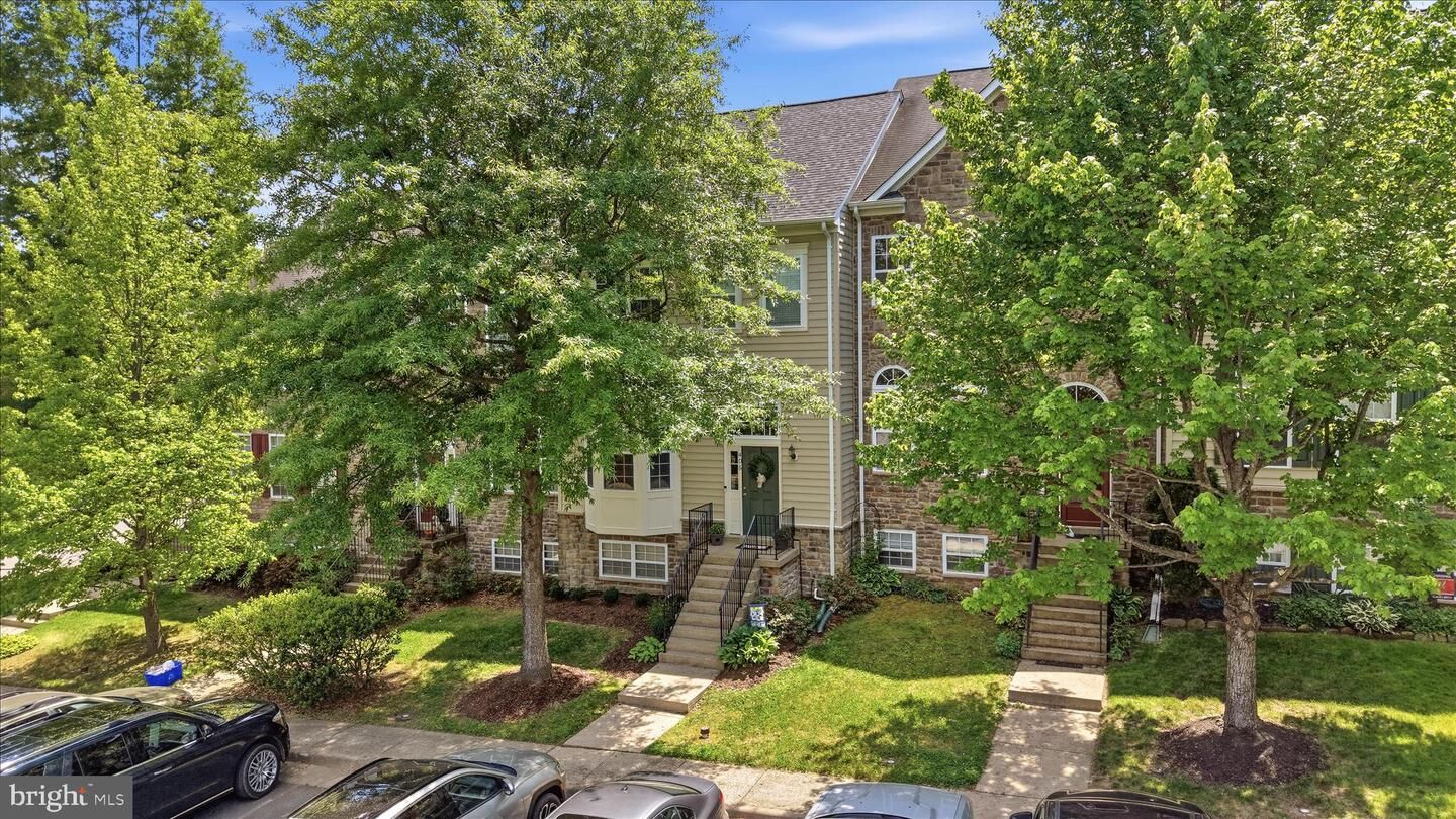 Property Photo: 405 Leeds Ridge Court VA 20132