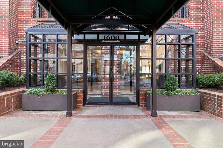Property Photo:  1600 Prince Street 212  VA 22314 