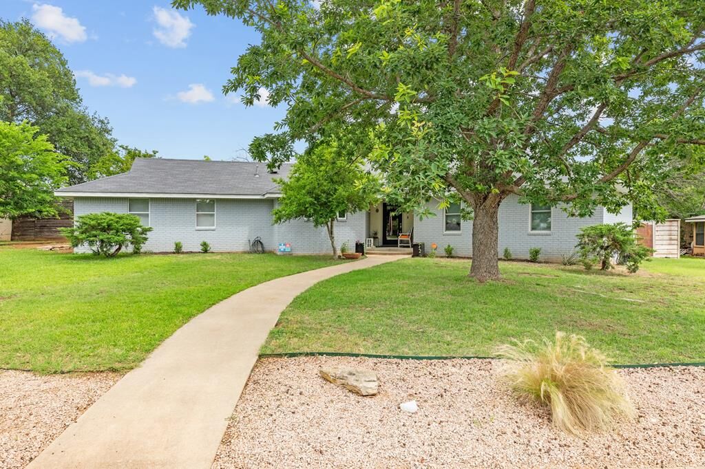 Property Photo:  1003 Avenue A  TX 78624 