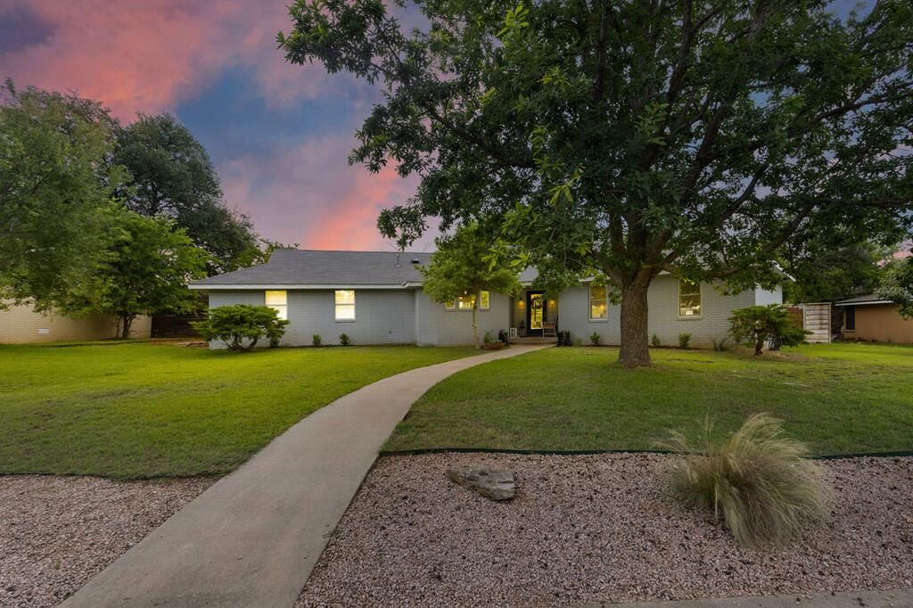 Property Photo:  1003 Avenue A  TX 78624 