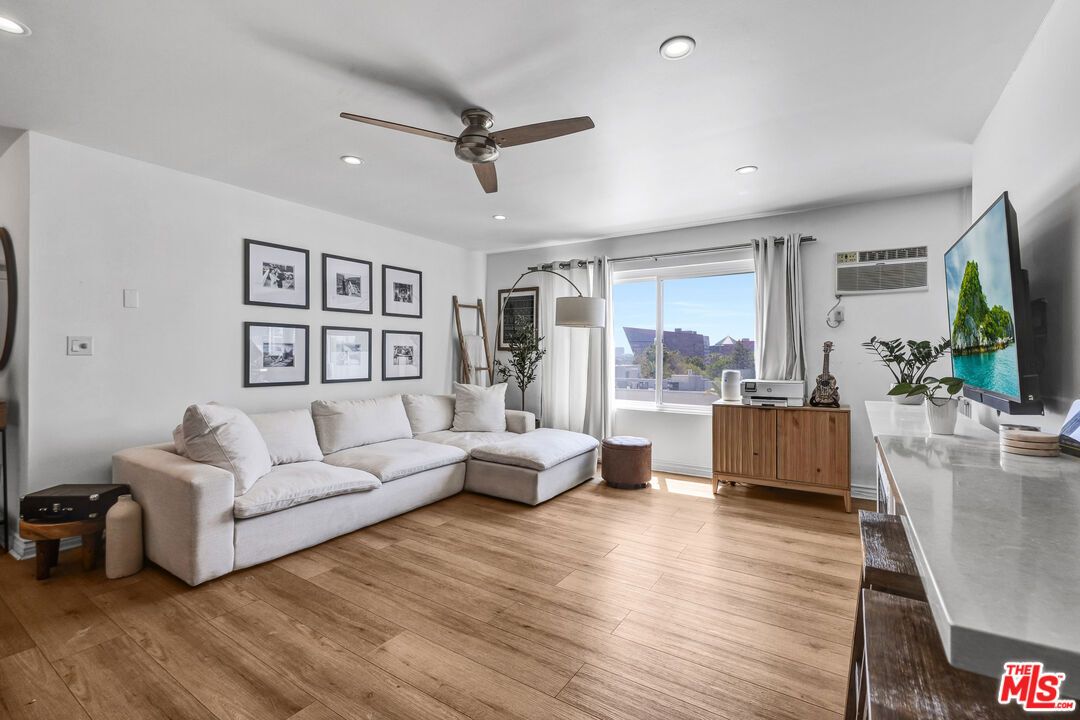 Property Photo:  960 Larrabee St  CA 90069 