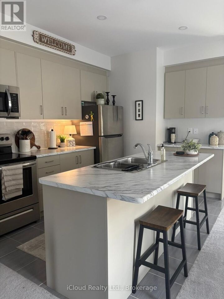 Property Photo:  677 Park Road North 18  ON N3R 0C2 