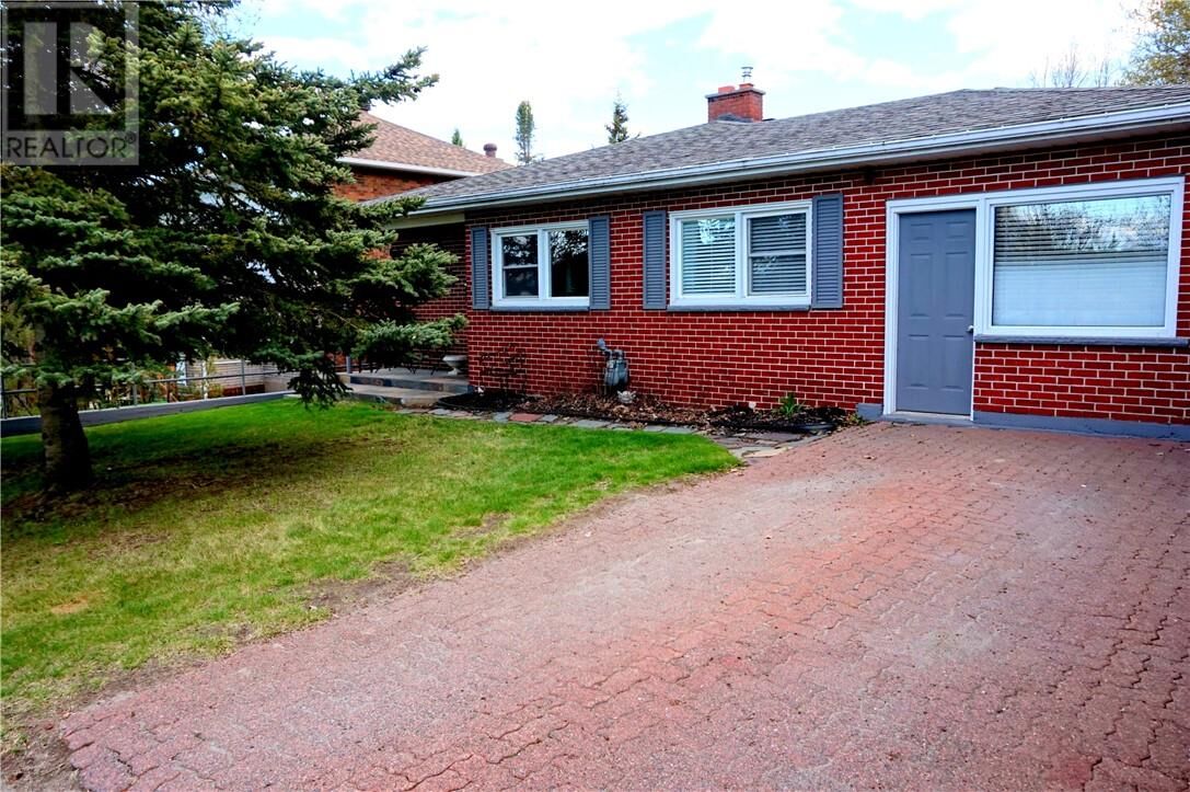 Property Photo:  85 Front Street  ON P3E 3K8 