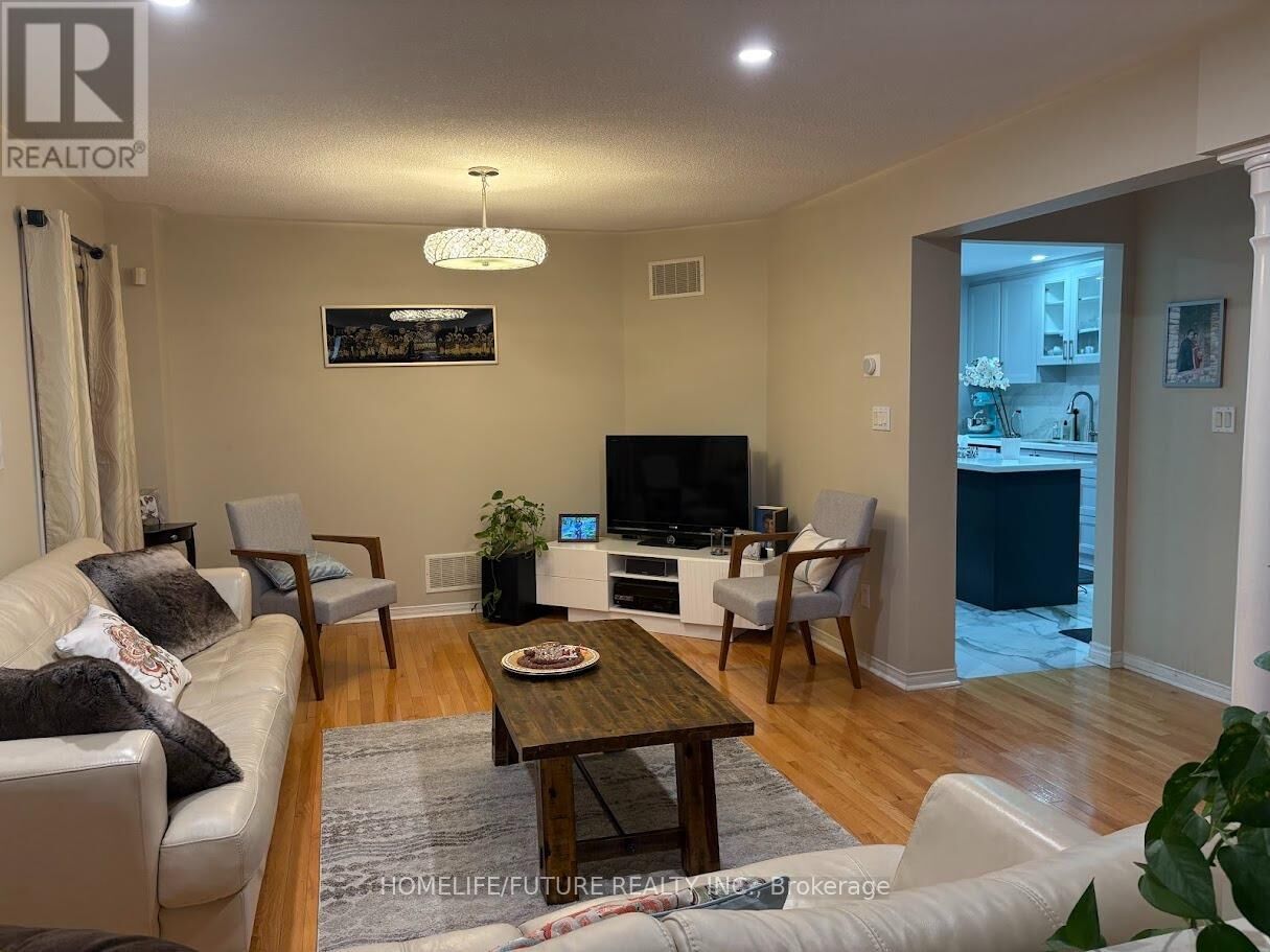 Property Photo:  20 Maffey Crescent  ON L4S 0A7 