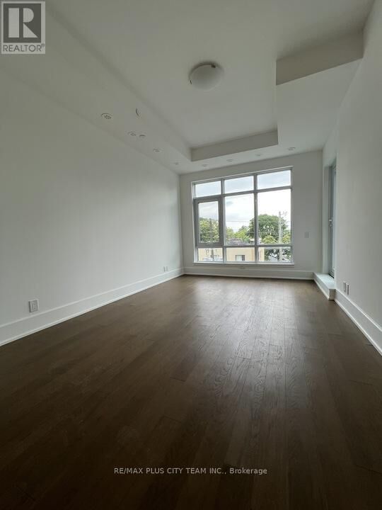 Property Photo: 800 Broadview Avenue 402 ON M6A 0B1