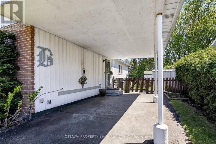 Property Photo:  49 Country Lane  ON K2L 1H9 