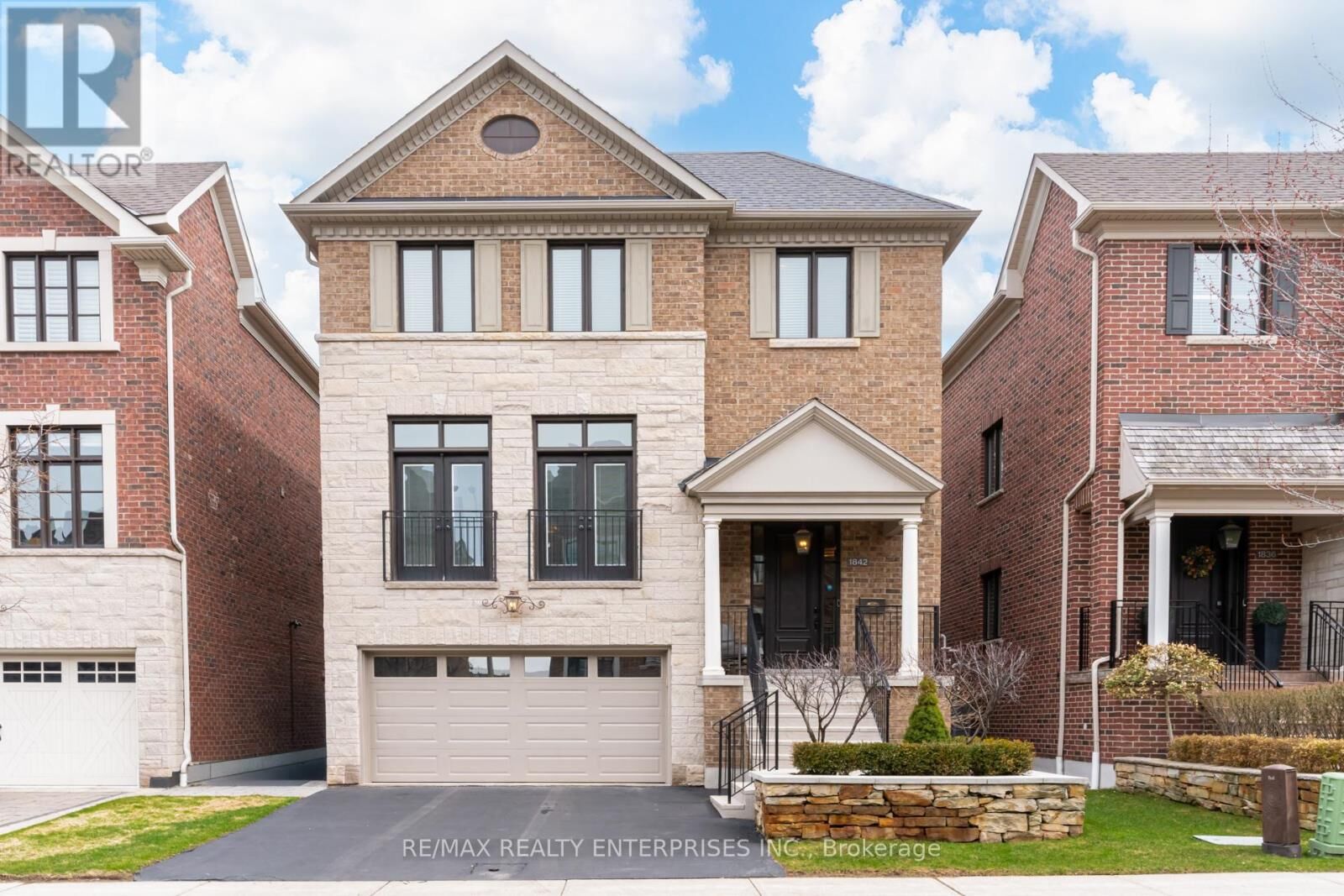 Property Photo: 1842 Pagehurst Avenue ON L4X 1Y6