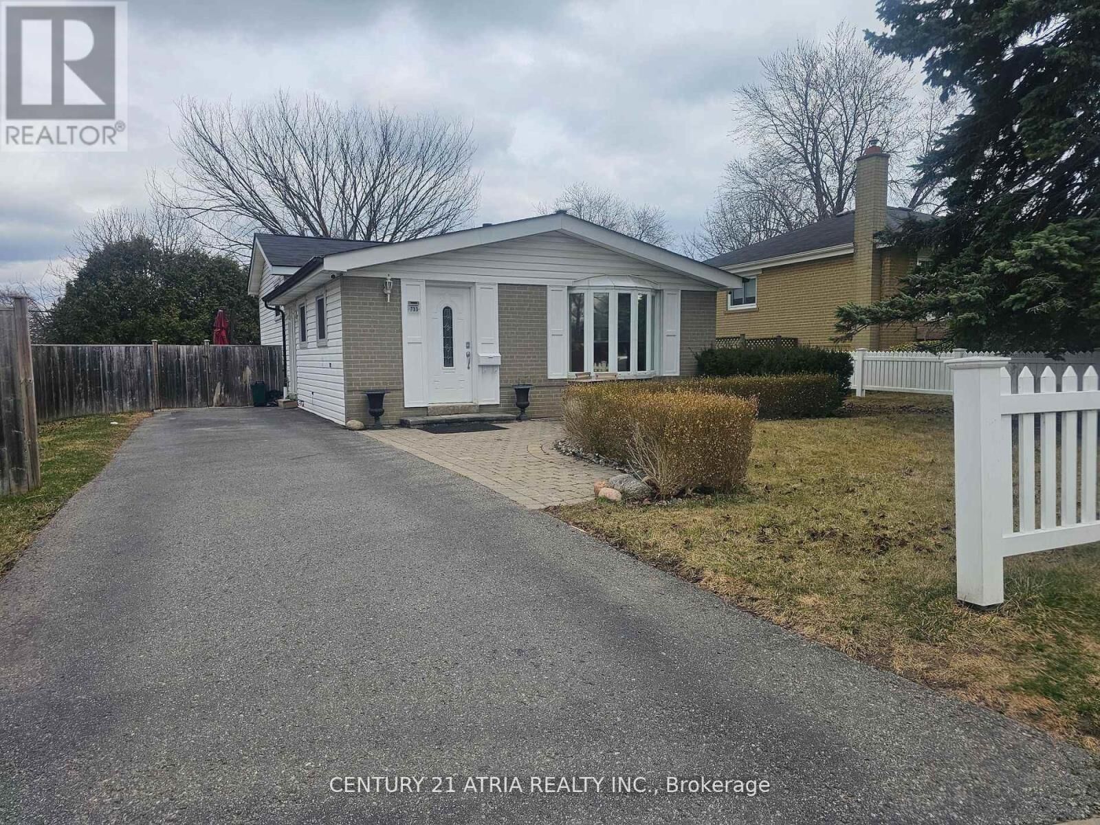 Property Photo: 733 Balaton Avenue Lower ON L1W 1W3