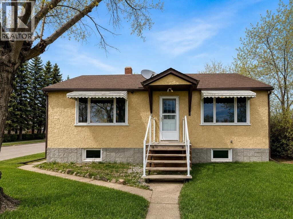 Property Photo: 614 6 Avenue AB T9W 1B2