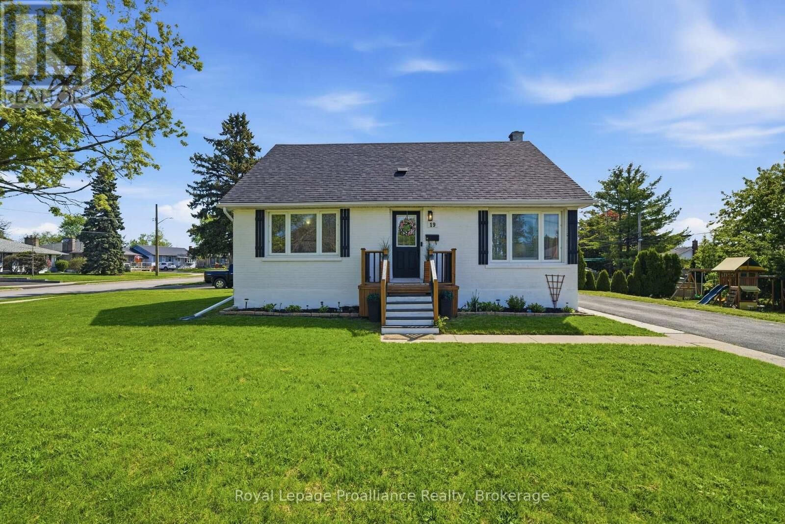 Property Photo:  19 Coleman Drive  ON K8V 3A5 