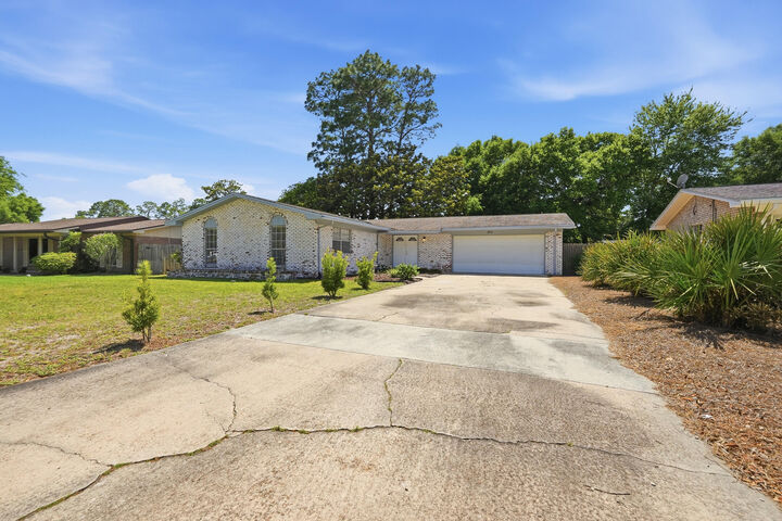 Property Photo: 305 St. Andrews Drive FL 32578