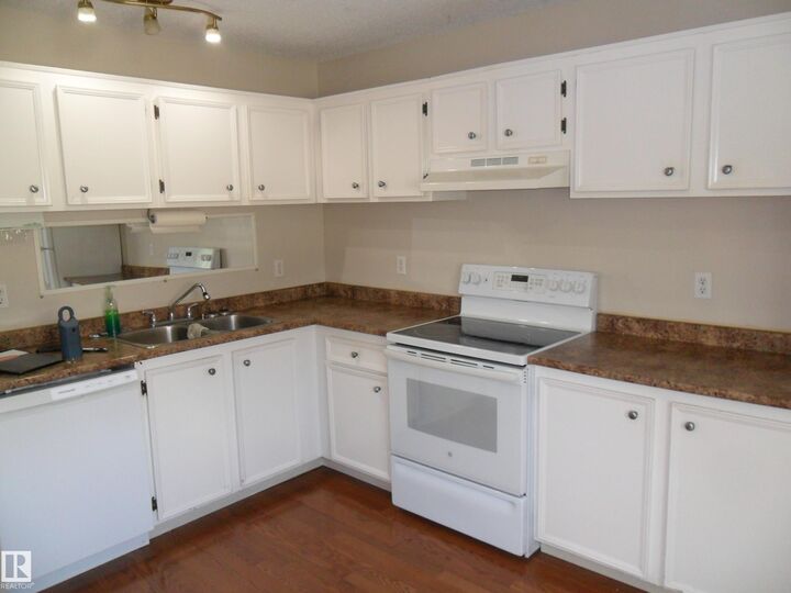 Photo de la propriété:  8930 99 Avenue  AB T8L 3L1 