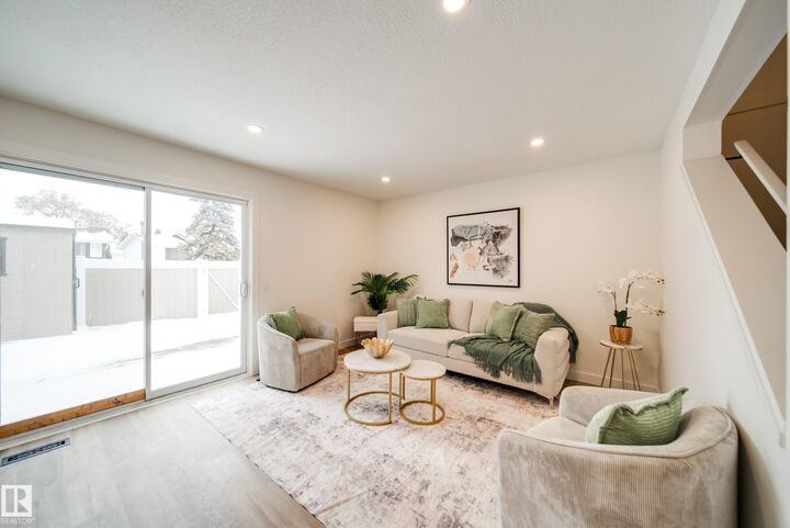 Property Photo:  125 Woodborough Way NW  AB T5Y 1N2 