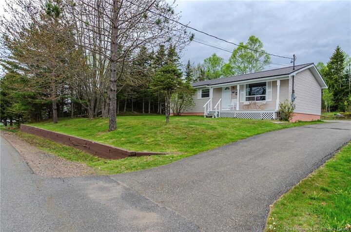 16 Armstrong Crescent — photo 1