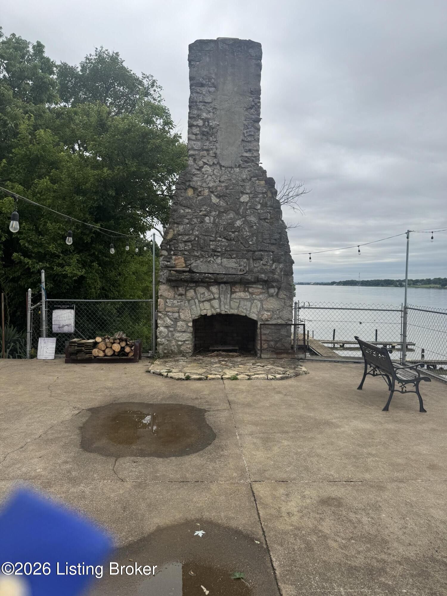 Property Photo: 911 W Riverside Dr KY 40207