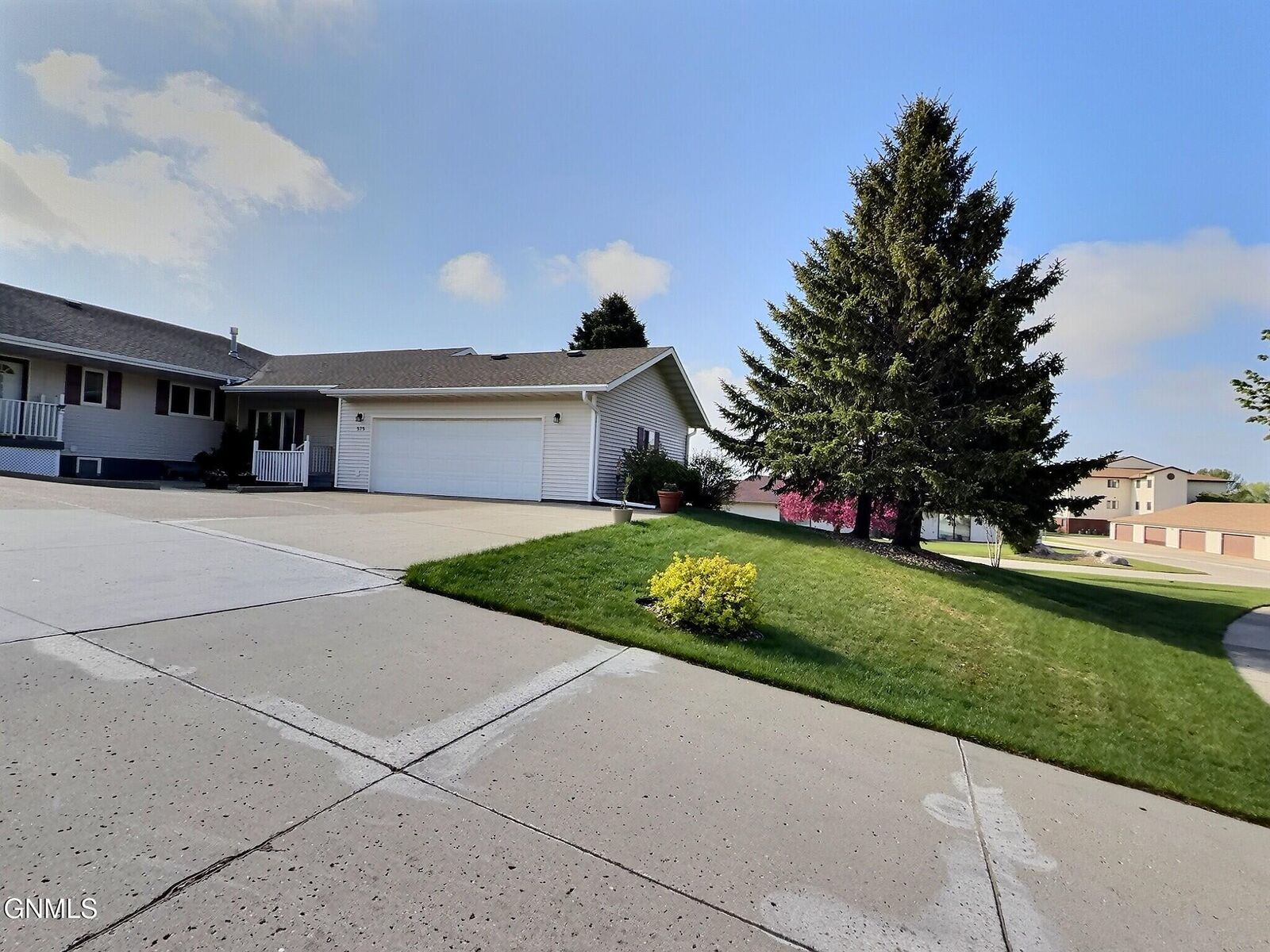 Property Photo:  575 Brandon Place  ND 58503 