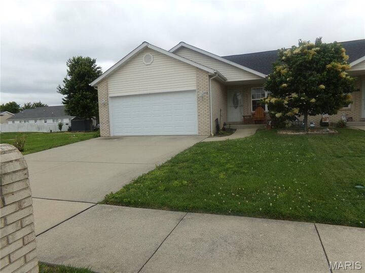 Property Photo:  125 Auburn Court A  IL 62249 