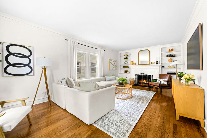 Property Photo: 1325 E Walnut Avenue IL 60016