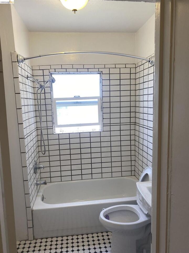 Property Photo:  1323 E 21st St  CA 94606 
