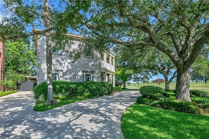 Property Photo: 6702 Beauregard Avenue LA 70124