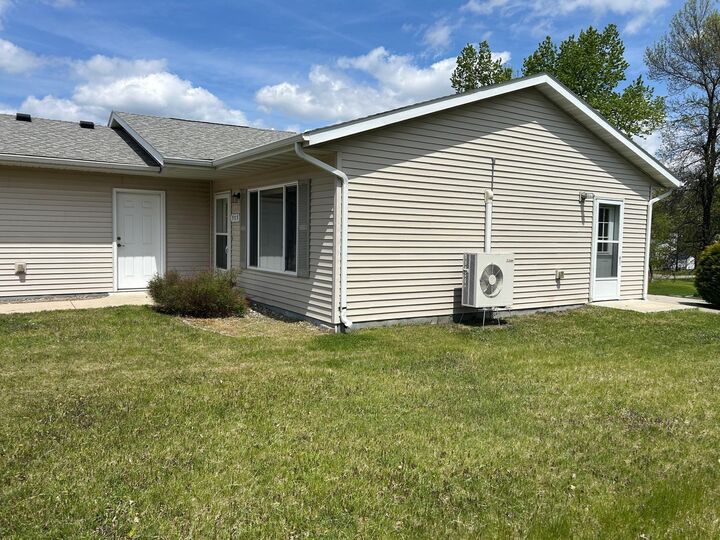 Property Photo:  909 Oak Street  MN 56308 
