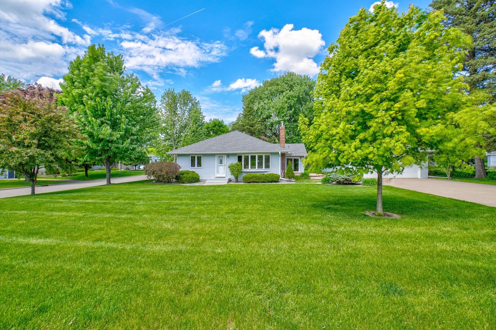 Property Photo: 2201 Roselawn Avenue W MN 55113