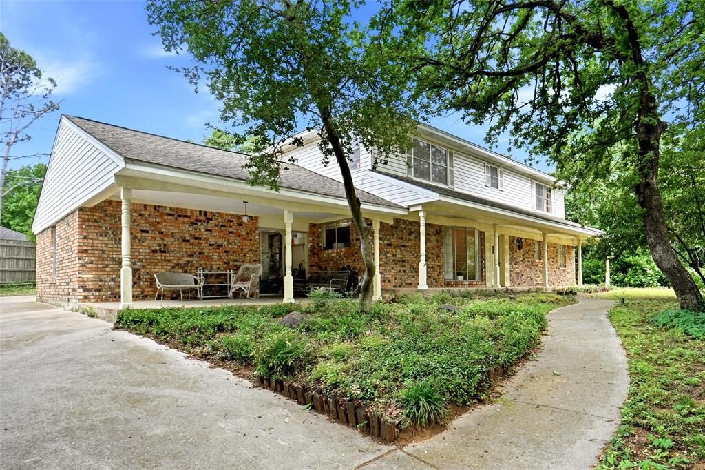 Property Photo:  2105 Camelot Drive  TX 76051 